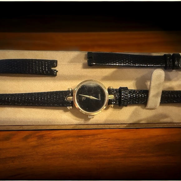 Authentic Vintage Gucci Leather Watch W/ Box - Picture 3 of 3